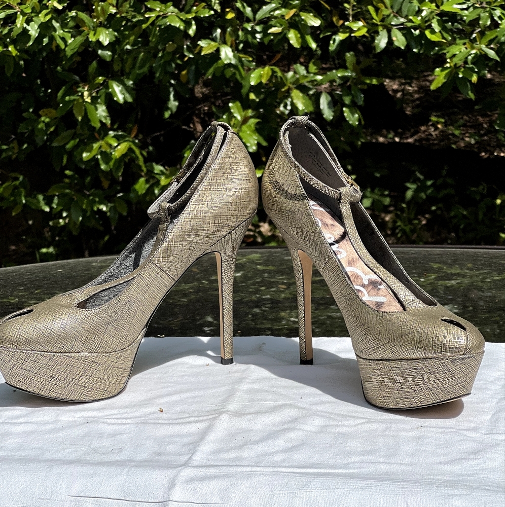 Sam Edelman Sz. 8 1/2 Gold Metallic Textur Platform Keyhole T Strap 5" Stilettos